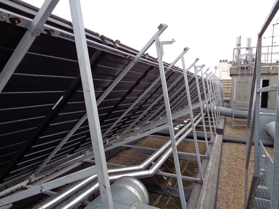 Réhabilitation solaire thermique par Solaire Thermique France pour Habitat Paris en collaboration avec la CRAM à Paris 75015. Vue capteurs.