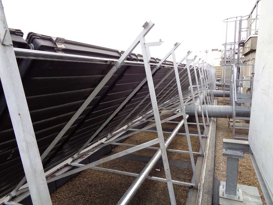 Réhabilitation solaire thermique par Solaire Thermique France pour Habitat Paris en collaboration avec la CRAM à Paris 75015. Vue capteurs.